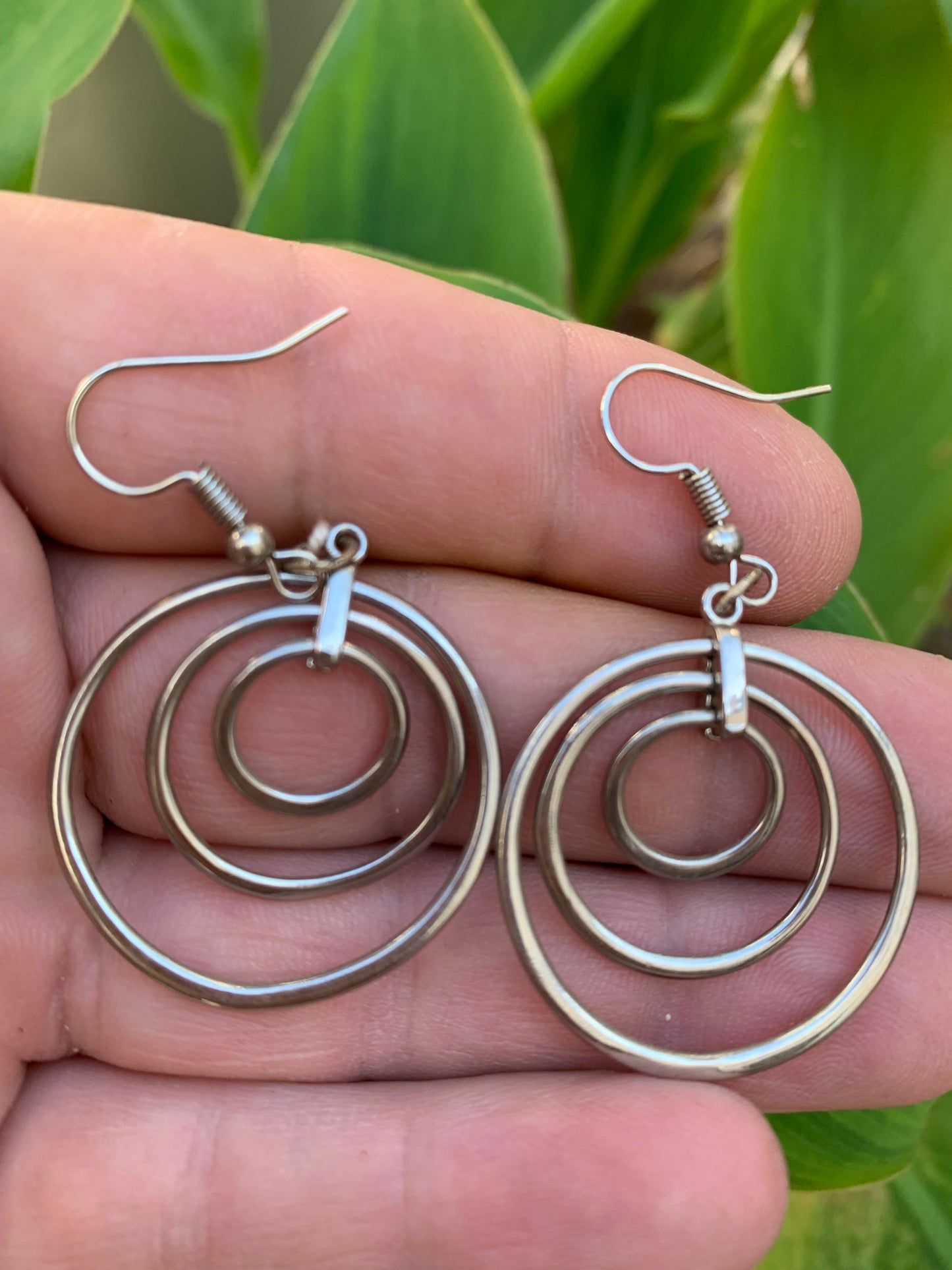 Boucles d'oreilles en forme de multi-shpère de 30 millimètres de diamètre, hauteur totale de 55 mm. Finition laiton argenté, très beau modèle, parfait !