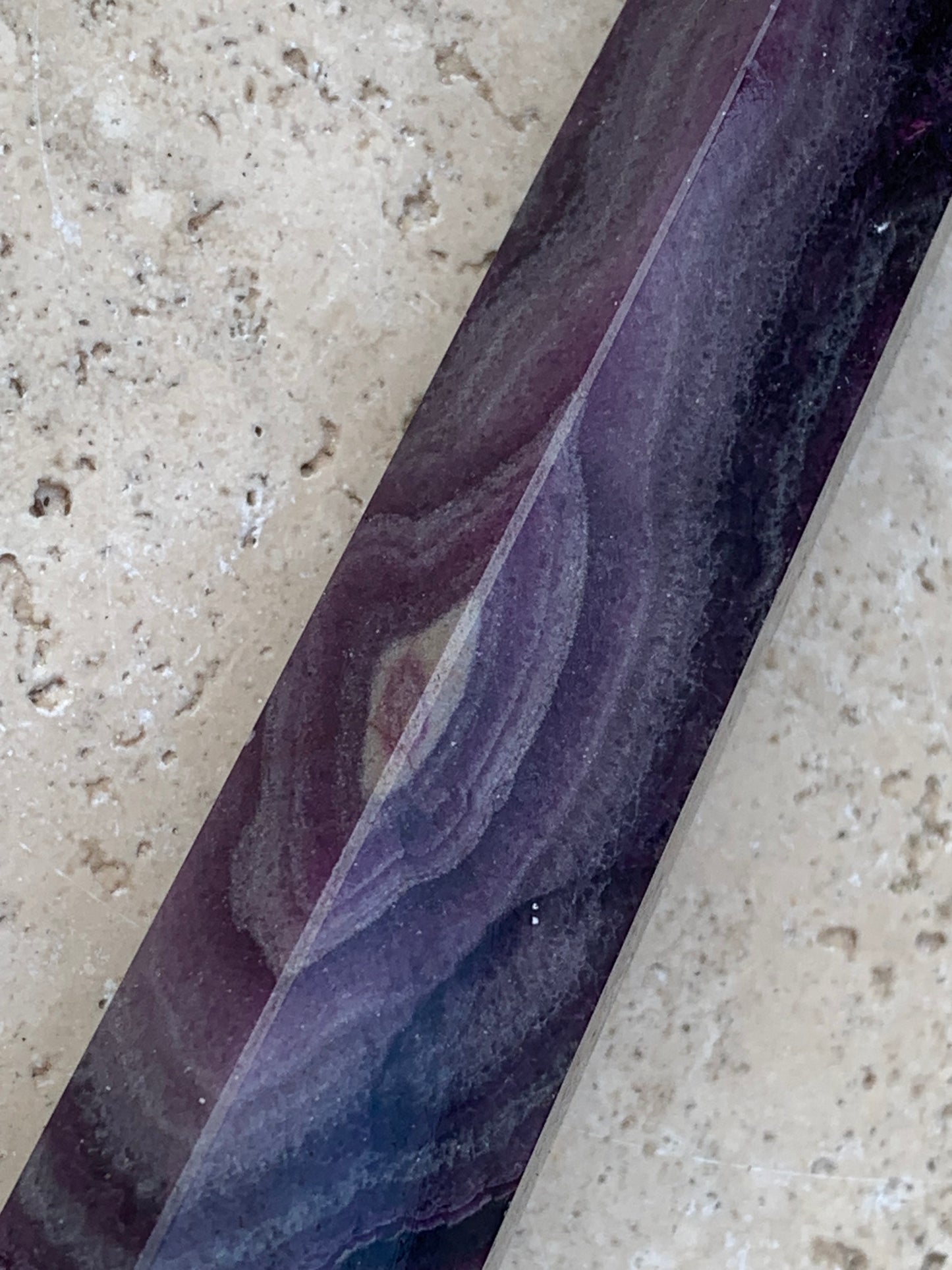 Fluorite violette, pointe laser de 90 mm x 24 x 20 / 93,3 grammes. Belle qualité, magnifique pièce !