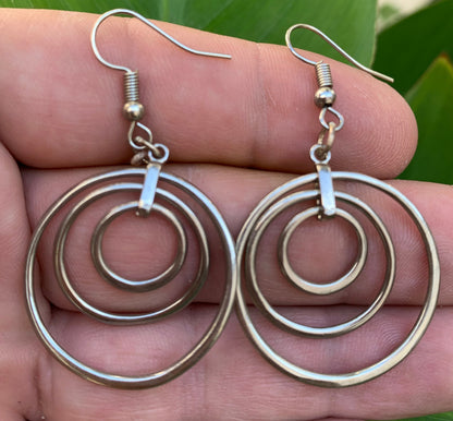 Boucles d'oreilles en forme de multi-shpère de 30 millimètres de diamètre, hauteur totale de 55 mm. Finition laiton argenté, très beau modèle, parfait !