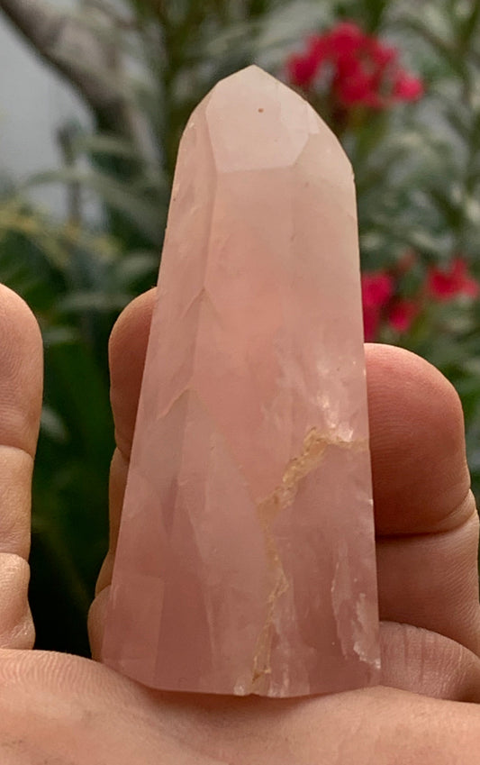 Quartz rose, pointe laser de 62 x 28 x 24 millimètres - 58 grammes. Superbe qualité, parfait pour vos collections, expositions...