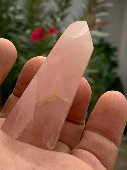 Quartz rose, pointe laser de 62 x 28 x 24 millimètres - 58 grammes. Superbe qualité, parfait pour vos collections, expositions...
