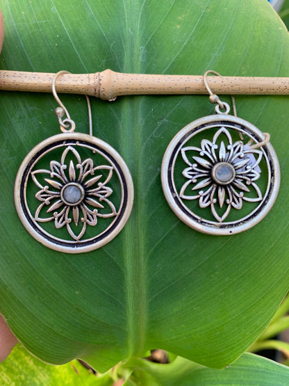 Boucles d'oreilles en forme de Lotus de 30 millimètres de diamètre avec cristal sertis, finition laiton argenté, très beau modèle, parfait !