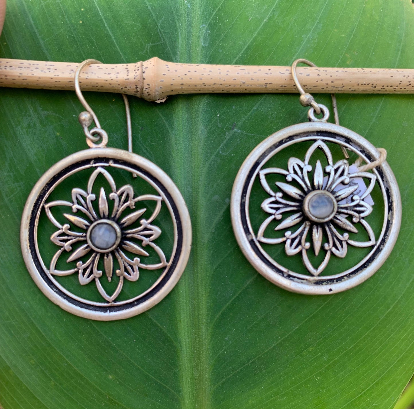 Boucles d'oreilles en forme de Lotus de 30 millimètres de diamètre avec cristal sertis, finition laiton argenté, très beau modèle, parfait !