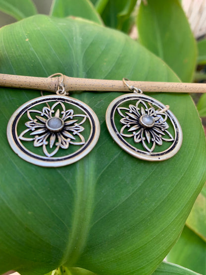 Boucles d'oreilles en forme de Lotus de 30 millimètres de diamètre avec cristal sertis, finition laiton argenté, très beau modèle, parfait !