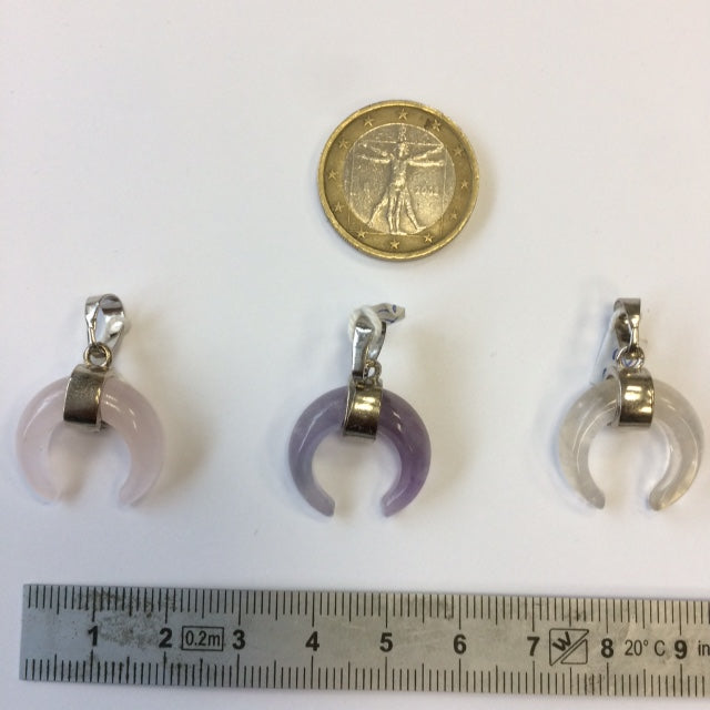 Pendentif en forme de croissant de lune ! De 30 millimètres de hauteur x 20 mm de largeur x 6 millimètres. Pierre au choix : Améthyste, Cristal de roche, Quartz rose, Oeil de tigre. Vendu avec cordon noir réglable offert !