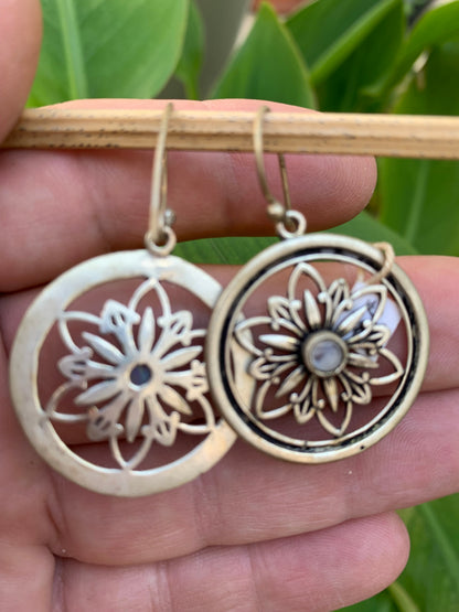 Boucles d'oreilles en forme de Lotus de 30 millimètres de diamètre avec cristal sertis, finition laiton argenté, très beau modèle, parfait !
