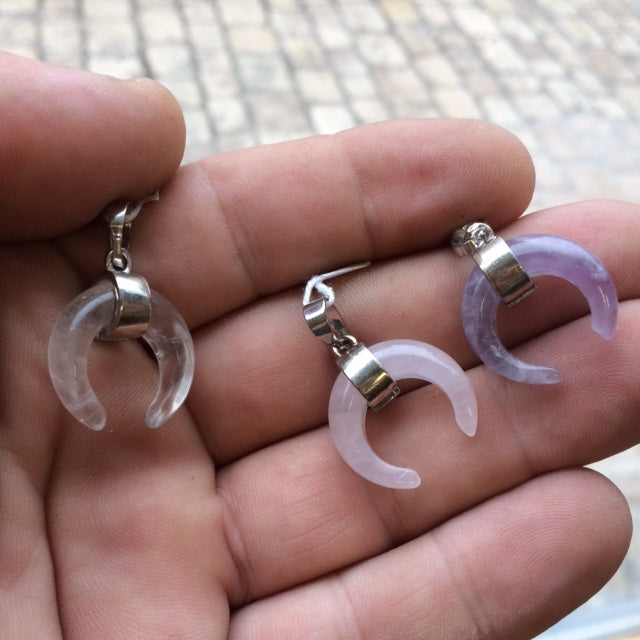 Pendentif en forme de croissant de lune ! De 30 millimètres de hauteur x 20 mm de largeur x 6 millimètres. Pierre au choix : Améthyste, Cristal de roche, Quartz rose, Oeil de tigre. Vendu avec cordon noir réglable offert !