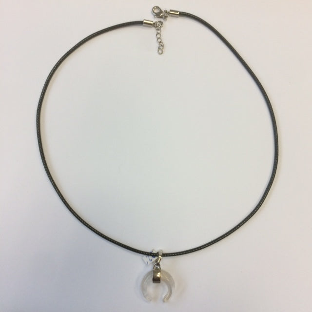 Pendentif en forme de croissant de lune ! De 30 millimètres de hauteur x 20 mm de largeur x 6 millimètres. Pierre au choix : Améthyste, Cristal de roche, Quartz rose, Oeil de tigre. Vendu avec cordon noir réglable offert !