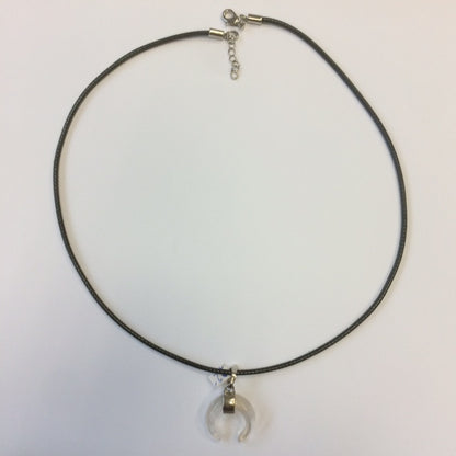 Pendentif en forme de croissant de lune ! De 30 millimètres de hauteur x 20 mm de largeur x 6 millimètres. Pierre au choix : Améthyste, Cristal de roche, Quartz rose, Oeil de tigre. Vendu avec cordon noir réglable offert !