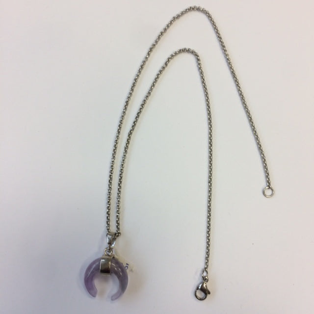Pendentif en forme de croissant de lune ! De 30 millimètres de hauteur x 20 mm de largeur x 6 millimètres. Pierre au choix : Améthyste, Cristal de roche, Quartz rose, Oeil de tigre. Vendu avec cordon noir réglable offert !