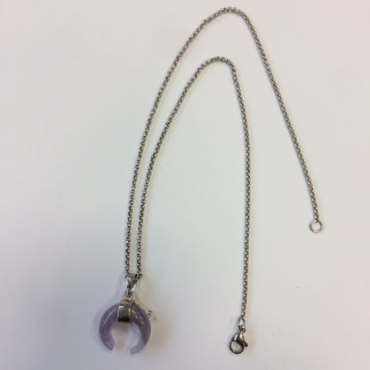 Pendentif en forme de croissant de lune ! De 30 millimètres de hauteur x 20 mm de largeur x 6 millimètres. Pierre au choix : Améthyste, Cristal de roche, Quartz rose, Oeil de tigre. Vendu avec cordon noir réglable offert !