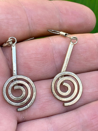 Boucles d'oreilles en forme de spirale de 16 millimètres de diamètre, hauteur totale de 50 mm. Finition laiton argenté, parfait !