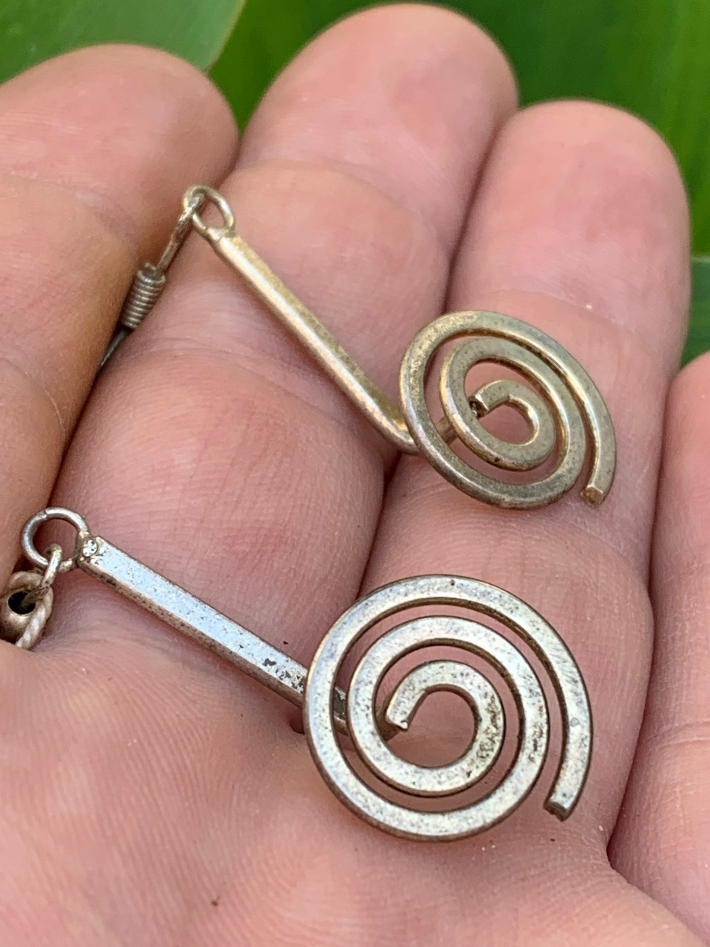 Boucles d'oreilles en forme de spirale de 16 millimètres de diamètre, hauteur totale de 50 mm. Finition laiton argenté, parfait !