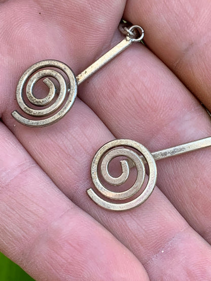 Boucles d'oreilles en forme de spirale de 16 millimètres de diamètre, hauteur totale de 50 mm. Finition laiton argenté, parfait !
