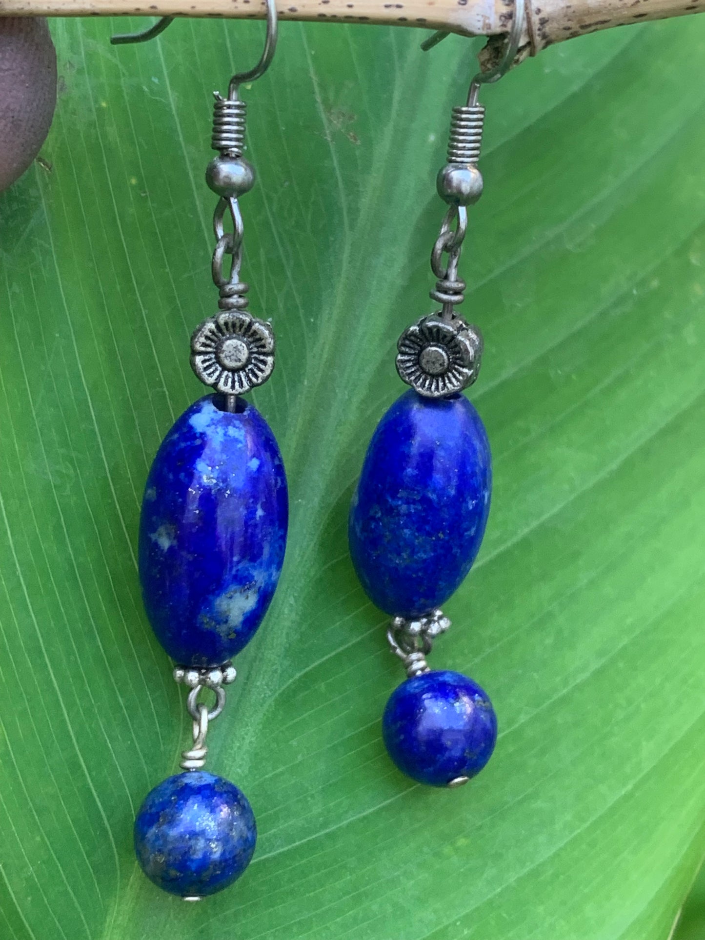 Boucles d'oreilles en Lapis lazuli, perlages sur tiges avec fantaisies, qualité AA à AAA. Vendu en finition Argent ou laiton argenté, parfait !