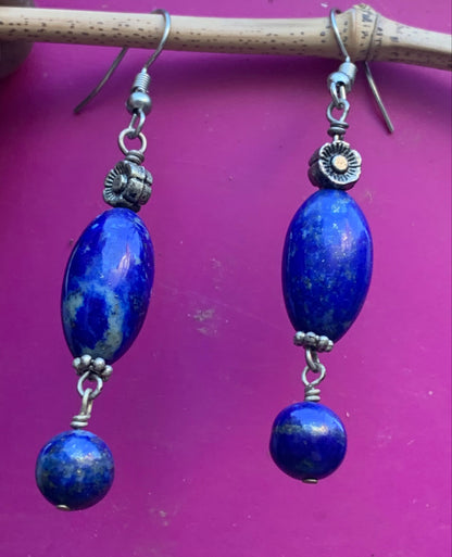 Boucles d'oreilles en Lapis lazuli, perlages sur tiges avec fantaisies, qualité AA à AAA. Vendu en finition Argent ou laiton argenté, parfait !
