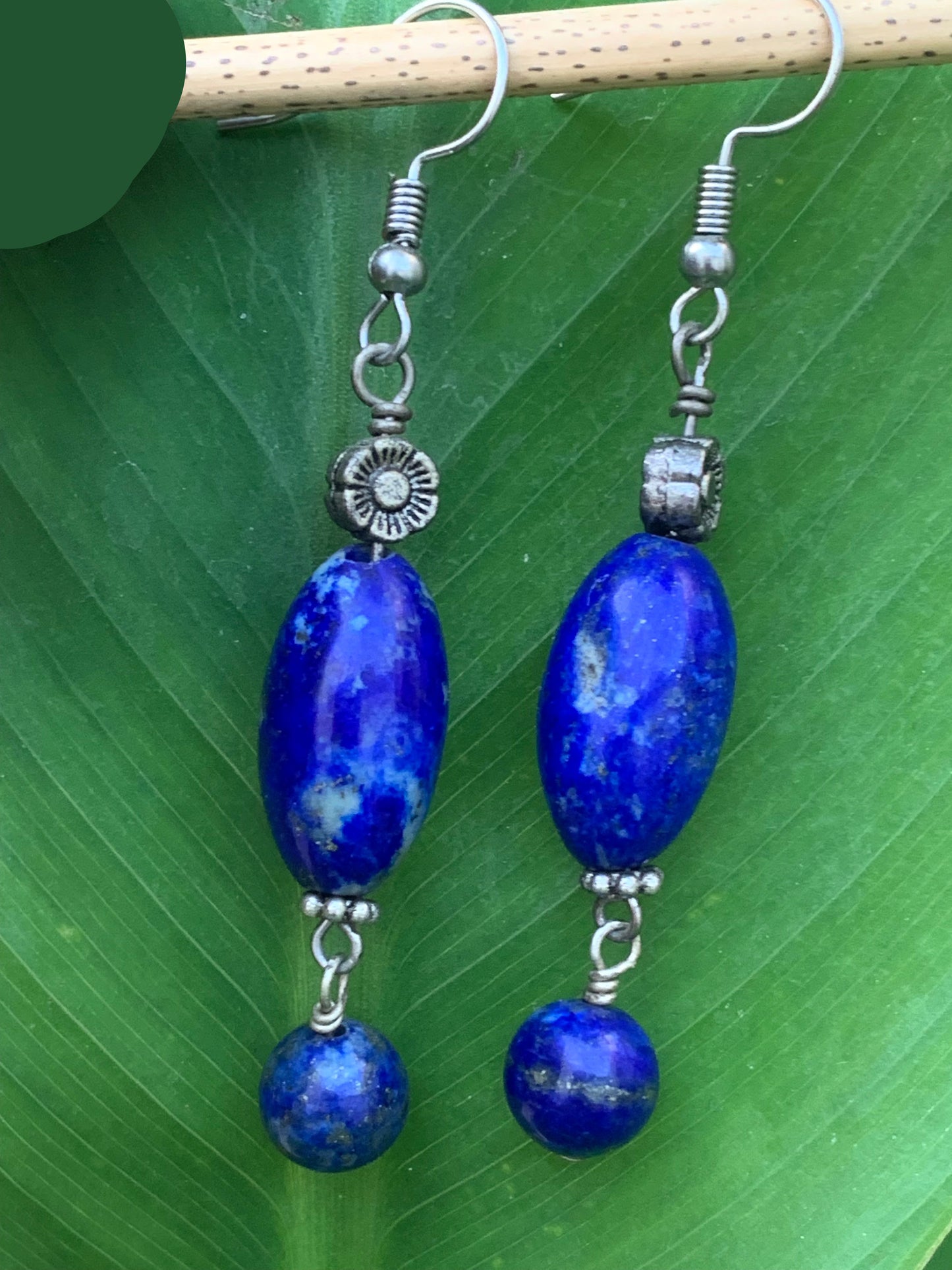 Boucles d'oreilles en Lapis lazuli, perlages sur tiges avec fantaisies, qualité AA à AAA. Vendu en finition Argent ou laiton argenté, parfait !
