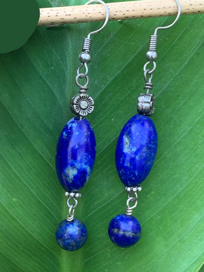 Boucles d'oreilles en Lapis lazuli, perlages sur tiges avec fantaisies, qualité AA à AAA. Vendu en finition Argent ou laiton argenté, parfait !
