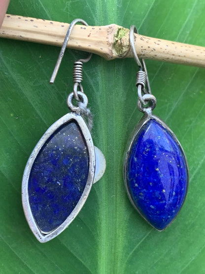 Boucles d'oreilles en Lapis lazuli, cabochons sertis, qualité AA à AAA. Vendu en finition Argent, parfait !