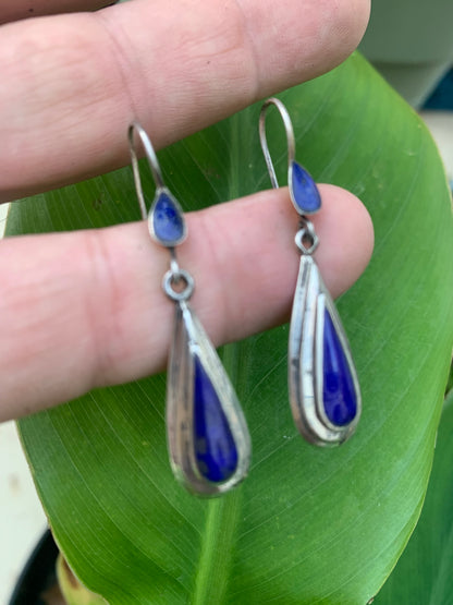 Boucles d'oreilles en Lapis lazuli, cabochons sertis en formes de 'goutte', qualité AA à AAA. Vendu en finition Argent, parfait !