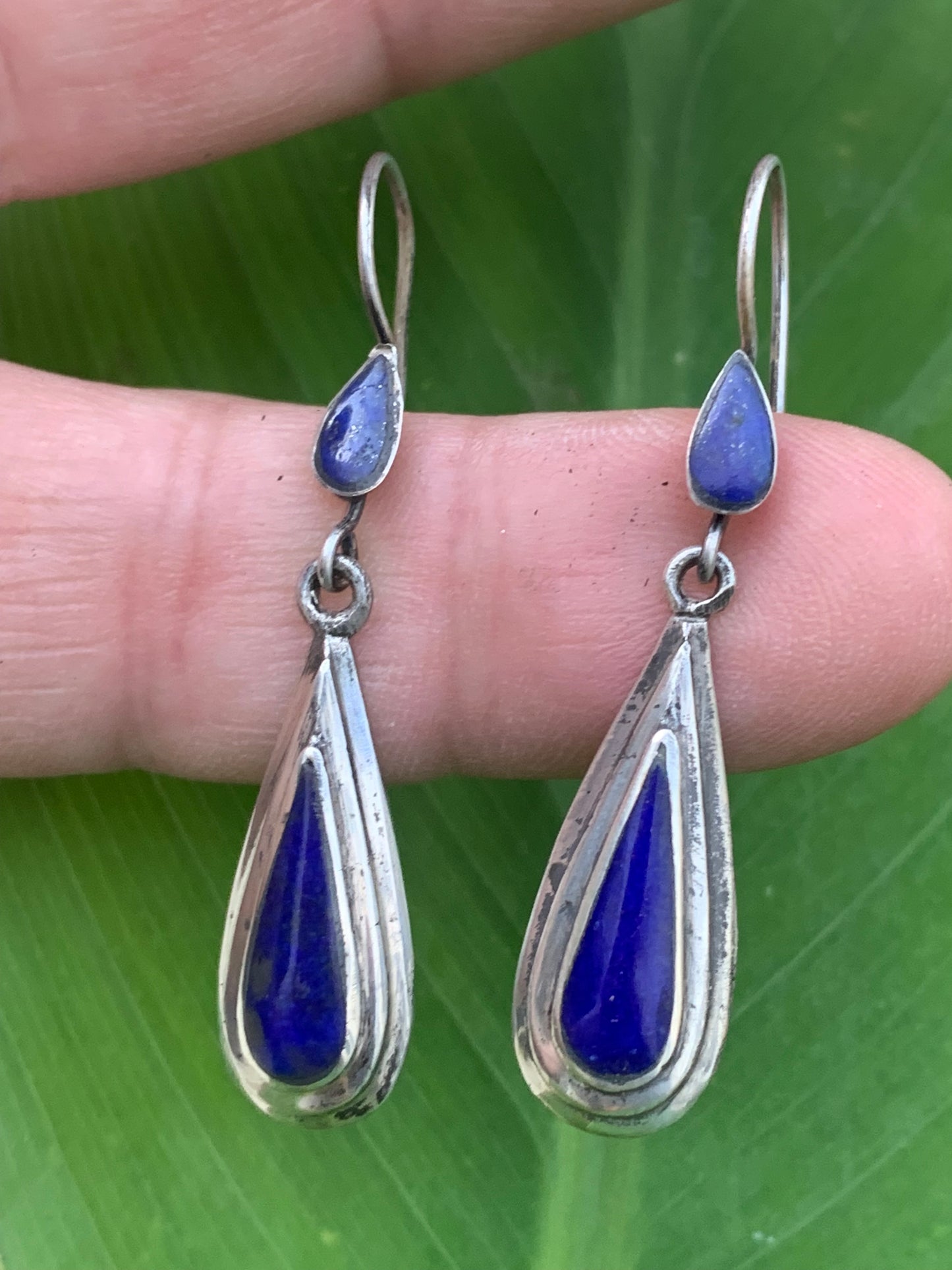 Boucles d'oreilles en Lapis lazuli, cabochons sertis en formes de 'goutte', qualité AA à AAA. Vendu en finition Argent, parfait !