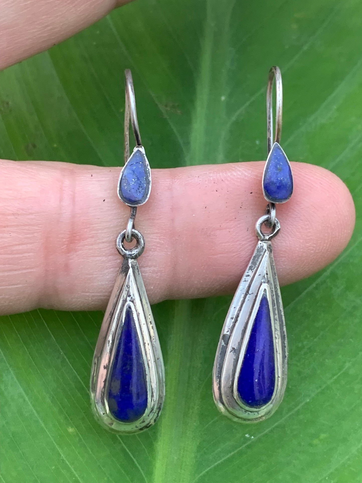 Boucles d'oreilles en Lapis lazuli, cabochons sertis en formes de 'goutte', qualité AA à AAA. Vendu en finition Argent, parfait !