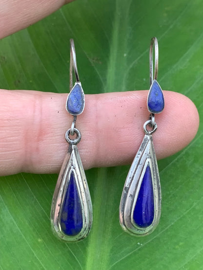 Boucles d'oreilles en Lapis lazuli, cabochons sertis en formes de 'goutte', qualité AA à AAA. Vendu en finition Argent, parfait !