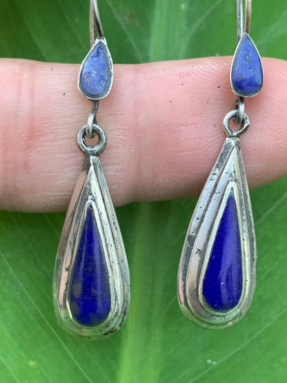 Boucles d'oreilles en Lapis lazuli, cabochons sertis en formes de 'goutte', qualité AA à AAA. Vendu en finition Argent, parfait !