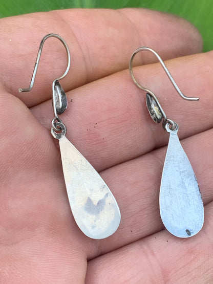 Boucles d'oreilles en Lapis lazuli, cabochons sertis en formes de 'goutte', qualité AA à AAA. Vendu en finition Argent, parfait !