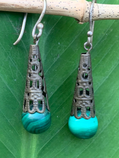 Boucles d'oreilles en Malachite, perlages sur tiges avec fantaisies, qualité AA à AAA. Vendu en laiton finition bronze, parfait !