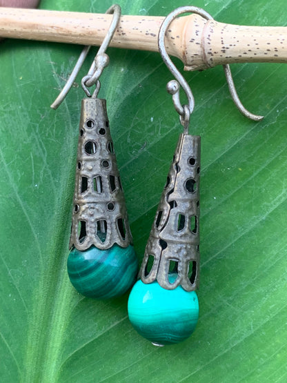 Boucles d'oreilles en Malachite, perlages sur tiges avec fantaisies, qualité AA à AAA. Vendu en laiton finition bronze, parfait !