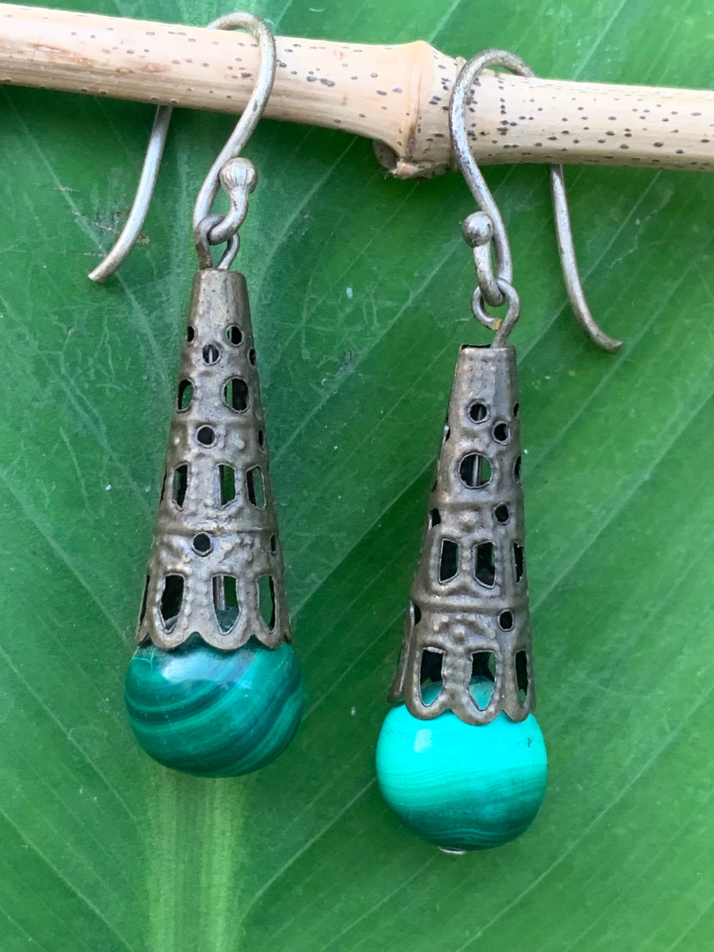 Boucles d'oreilles en Malachite, perlages sur tiges avec fantaisies, qualité AA à AAA. Vendu en laiton finition bronze, parfait !