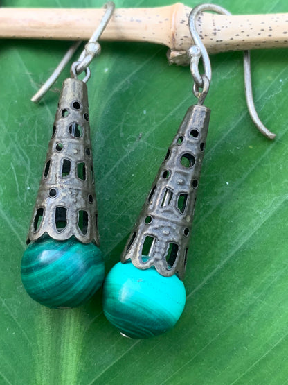 Boucles d'oreilles en Malachite, perlages sur tiges avec fantaisies, qualité AA à AAA. Vendu en laiton finition bronze, parfait !