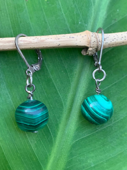 Boucles d'oreilles en Malachite, perles de 10 mm sur tiges en métal, qualité AA à AAA. Vendu en Argent ou en laiton finition argenté, parfait !