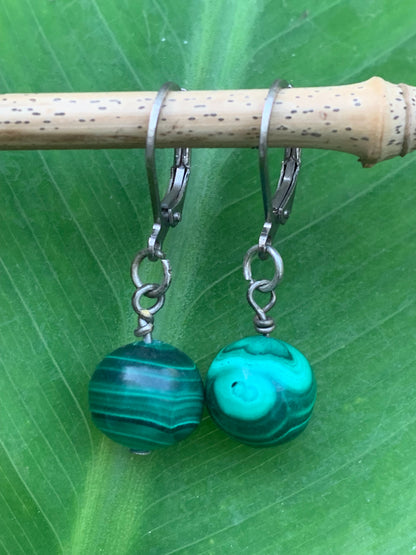 Boucles d'oreilles en Malachite, perles de 10 mm sur tiges en métal, qualité AA à AAA. Vendu en Argent ou en laiton finition argenté, parfait !