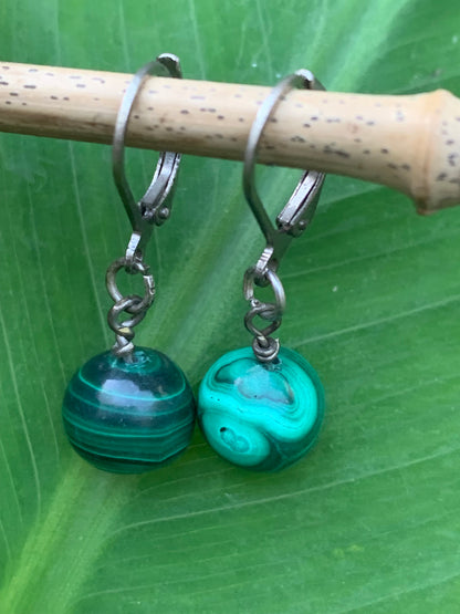 Boucles d'oreilles en Malachite, perles de 10 mm sur tiges en métal, qualité AA à AAA. Vendu en Argent ou en laiton finition argenté, parfait !