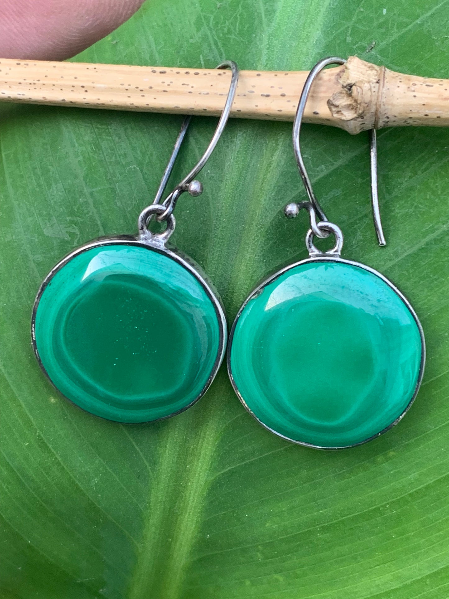 Boucles d'oreilles en Malachite, cabochons de 25mm sertis Argent 0.925, superbes pièces de qualité AA à AAA, parfait !