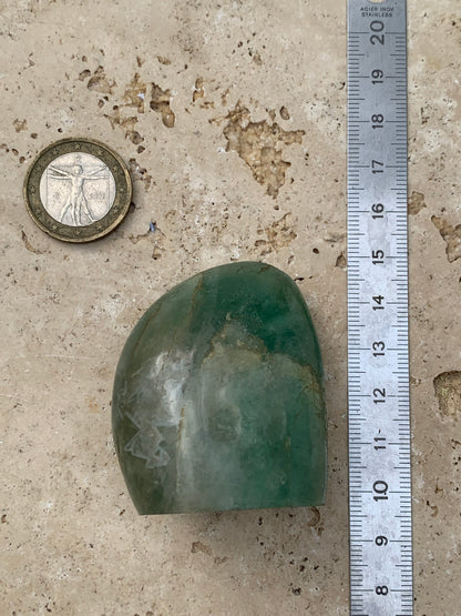 Fluorite verte, forme libre de 50 mm x 43 x 30 - 117,6 grammes. Belle qualité, magnifique pièce !