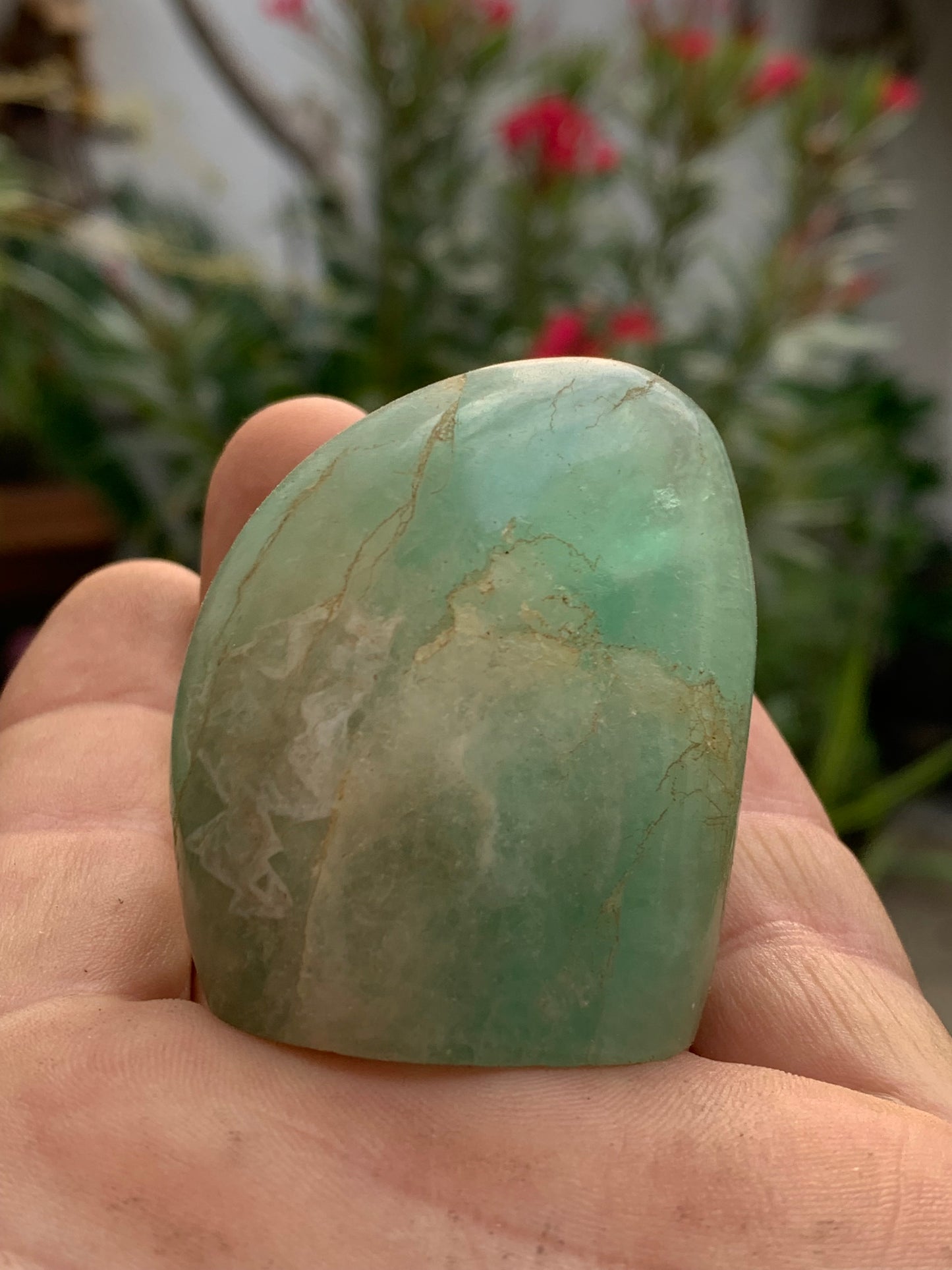 Fluorite verte, forme libre de 50 mm x 43 x 30 - 117,6 grammes. Belle qualité, magnifique pièce !