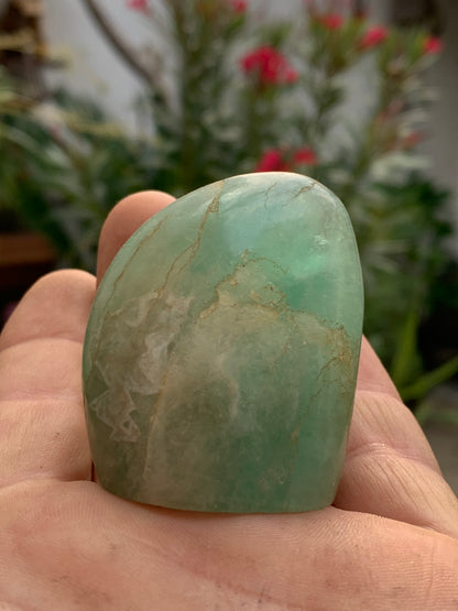 Fluorite verte, forme libre de 50 mm x 43 x 30 - 117,6 grammes. Belle qualité, magnifique pièce !