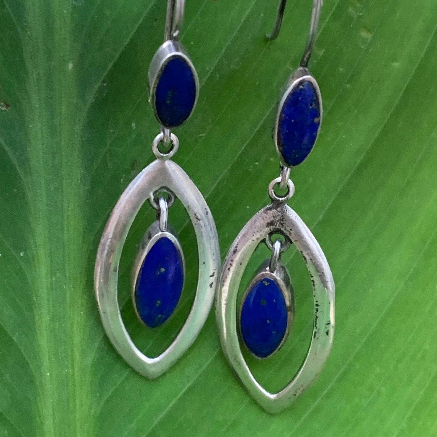 Boucles d'oreilles en Lapis lazuli, cabochons sertis en formes de 'triangle navette', qualité AA à AAA. Vendu en finition Argent, parfait !