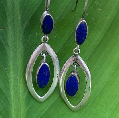 Boucles d'oreilles en Lapis lazuli, cabochons sertis en formes de 'triangle navette', qualité AA à AAA. Vendu en finition Argent, parfait !