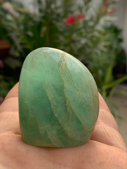 Fluorite verte, forme libre de 50 mm x 43 x 30 - 117,6 grammes. Belle qualité, magnifique pièce !