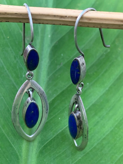 Boucles d'oreilles en Lapis lazuli, cabochons sertis en formes de 'triangle navette', qualité AA à AAA. Vendu en finition Argent, parfait !