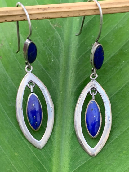 Boucles d'oreilles en Lapis lazuli, cabochons sertis en formes de 'triangle navette', qualité AA à AAA. Vendu en finition Argent, parfait !