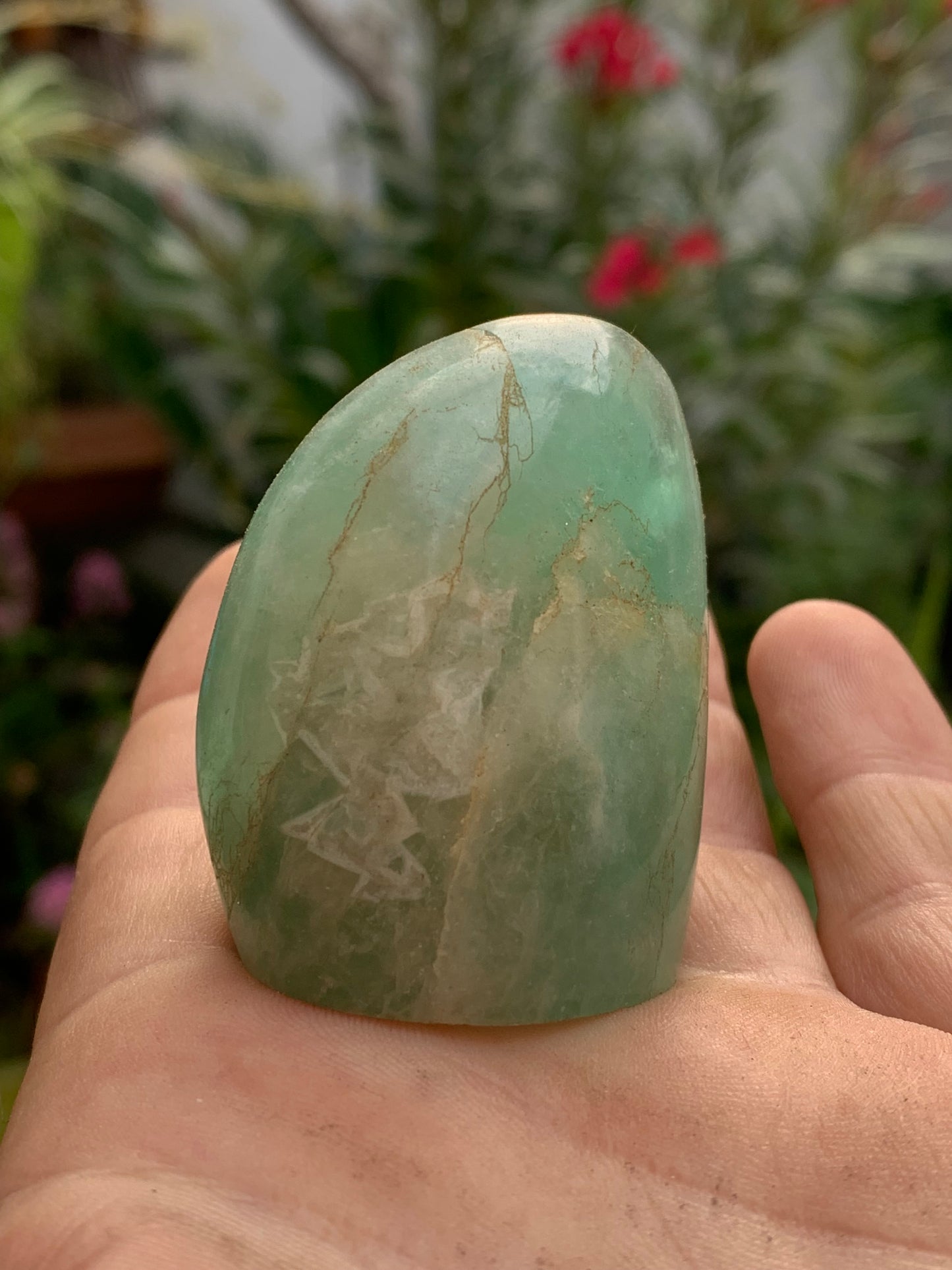 Fluorite verte, forme libre de 50 mm x 43 x 30 - 117,6 grammes. Belle qualité, magnifique pièce !