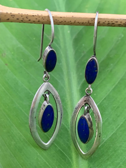Boucles d'oreilles en Lapis lazuli, cabochons sertis en formes de 'triangle navette', qualité AA à AAA. Vendu en finition Argent, parfait !