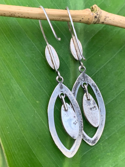 Boucles d'oreilles en Lapis lazuli, cabochons sertis en formes de 'triangle navette', qualité AA à AAA. Vendu en finition Argent, parfait !