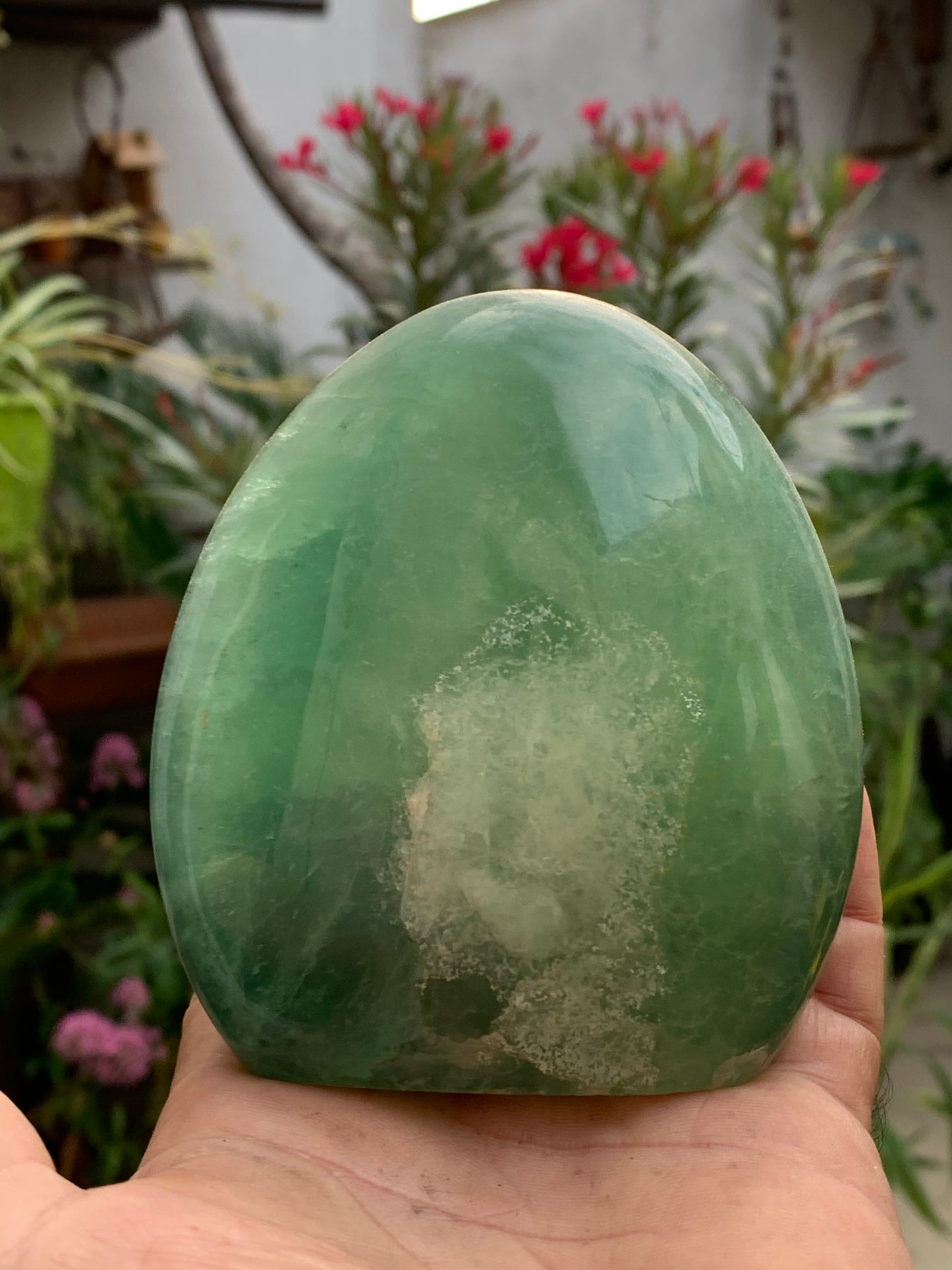 Fluorite verte, forme libre de 100 mm x 90 x 53 - 800 grammes. Belle qualité, magnifique pièce !