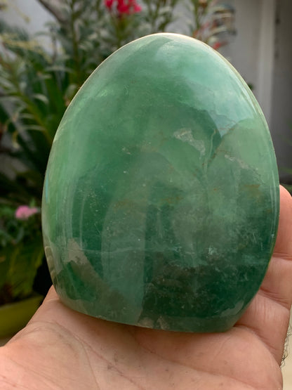 Fluorite verte, forme libre de 100 mm x 90 x 53 - 800 grammes. Belle qualité, magnifique pièce !